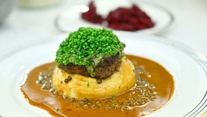 Rumsztyk wołowy z sosem pieprzowym i kremowym puree – przepis Bogumiła Przybylaka