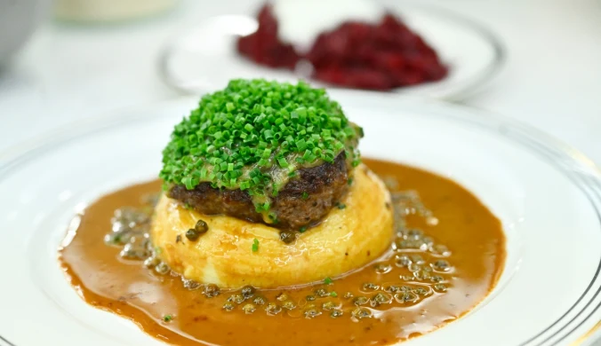 Rumsztyk wołowy z sosem pieprzowym i kremowym puree – przepis Bogumiła Przybylaka