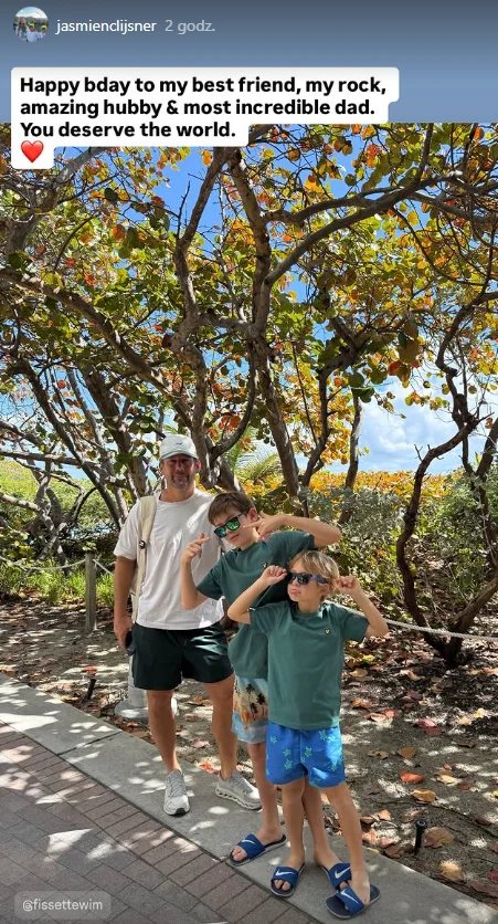 Jasmien Clijsner, żona Wima Fissette'a, przekazała urodzinowe życzenia dla trenera Igi Świątek Mężczyzna w białej koszulce i czapce stoi z dwójką chłopców i małym psem na tle drzew z liśćmi w jesiennych kolorach; wszyscy uśmiechają się i pozują do zdjęcia, chłopcy mają na sobie okulary przeciwsłoneczne.