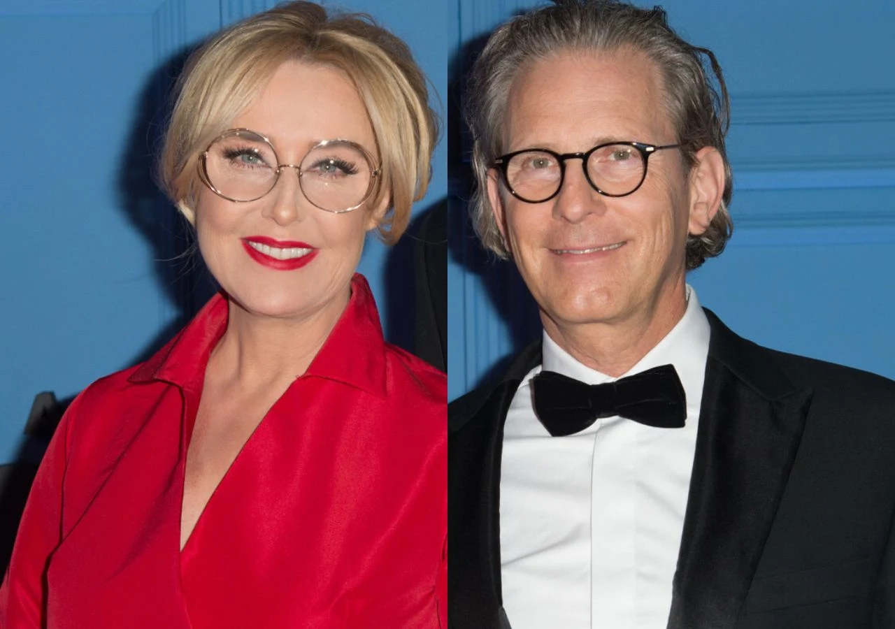 Agata Młynarska i Przemysław Schmidt Agata Młynarska w czerwonej stylizacji i Przemysław Schmidt w smokingu, stoją razem na tle niebieskiej ściany.