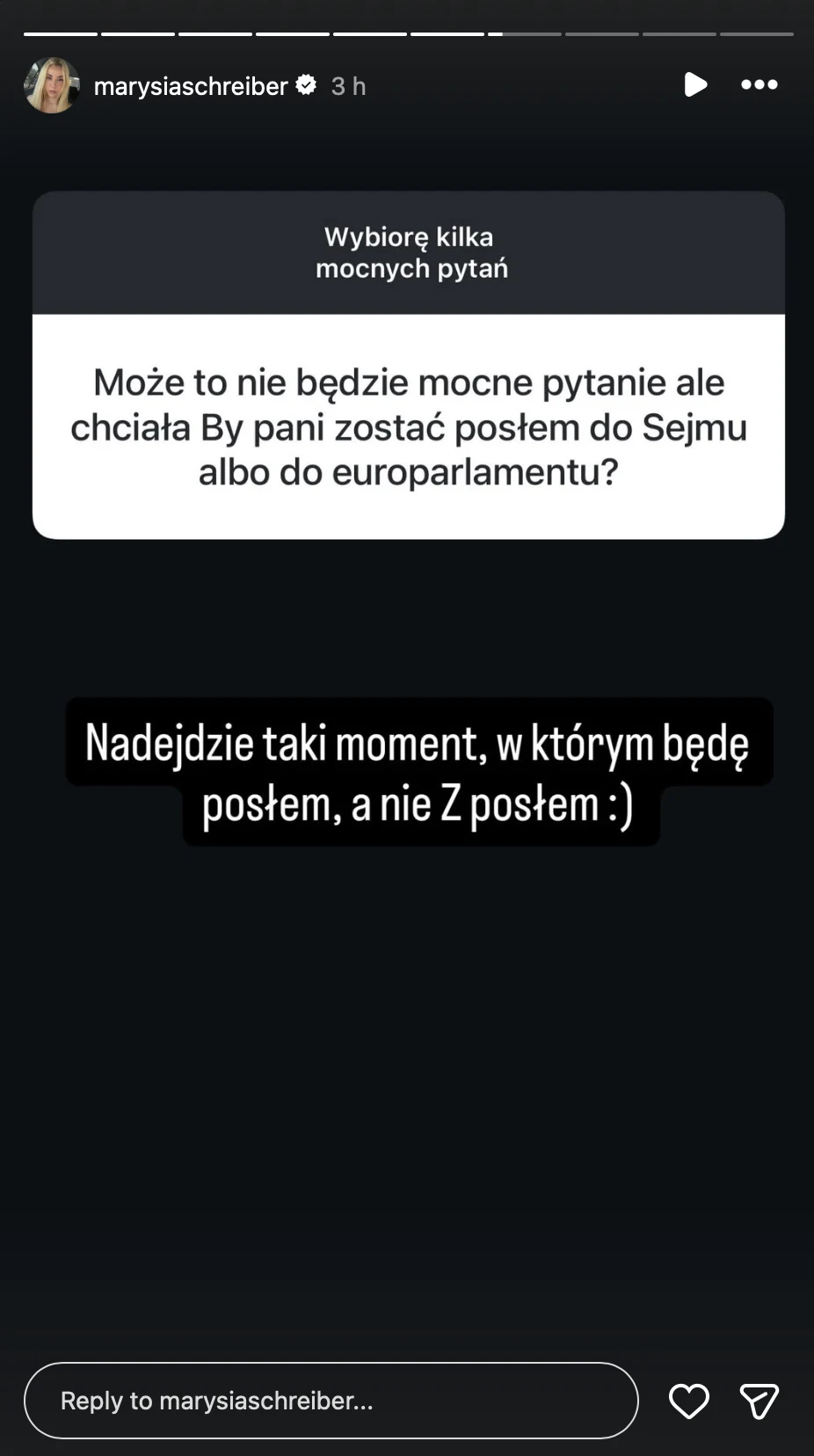 Czarny ekran z białym napisem w ramce zawierającym pytanie o chęć zostania posłem do Sejmu lub europarlamentu oraz odpowiedź pod spodem: 'Nadejdzie taki moment, w którym będę posłem, a nie Z posłem :)', całość utrzymana w minimalistycznej formie typowe...