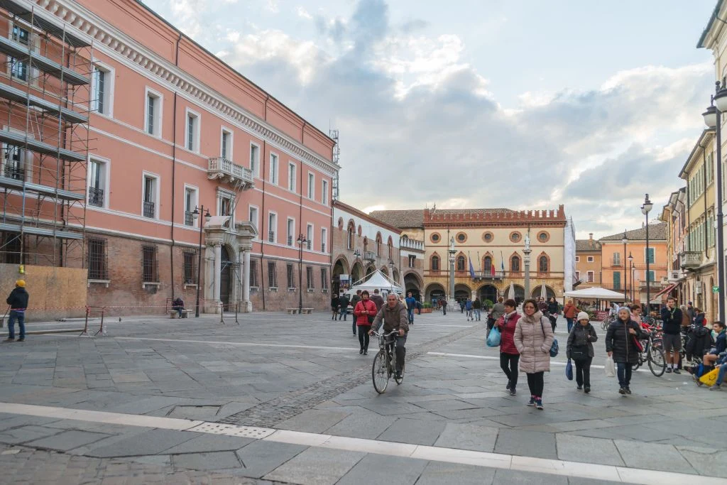 Plac miejski w Rawennie. Kobieta wygrała sprawę w sądzie: 31-letni syn musi wyprowadzić się z domu