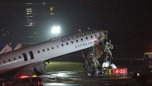 Chwile grozy na lotnisku w Nowym Jorku. Samolot zderzył się z pojazdem