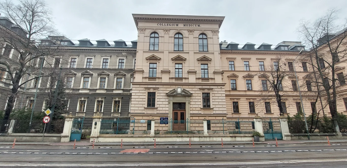 Okazały gmach o klasycystycznej fasadzie wykonanej z jasnego kamienia, z napisem „GEOLOGISCHES MUSEUM” na szczycie, symetrycznymi oknami oraz ozdobnym wejściem centralnym, otoczony żelaznym ogrodzeniem i zielenią; budynek znajduje się przy szerokiej, p...