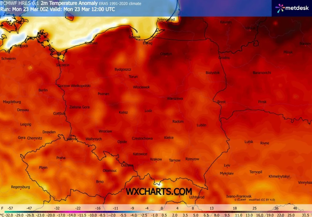 Mapa Polski z wyraźnie zaznaczonymi anomaliami temperatury powietrza, przeważające ciepłe odcienie wskazujące na podwyższenie temperatury względem normy, najwyższe wartości anomalii skoncentrowane w centralnej i południowej części kraju, oznaczenia głó...