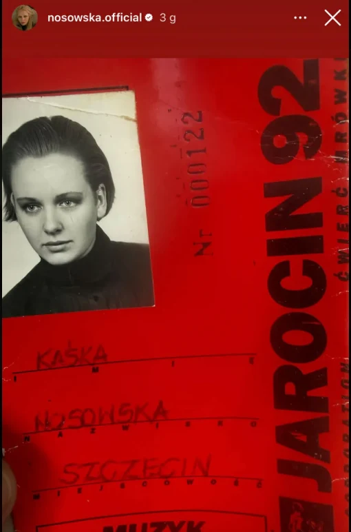Czerwony identyfikator z dużym napisem „JAROCIN 92”, czarno-białe zdjęcie młodej kobiety oraz ręcznie wypisane imię, nazwisko i miasto: Kaśka Nosowska, Szczecin.