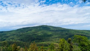 Jedna z najbardziej fascynujących gór w Polsce. Była miejscem kultu pogan