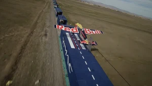 Rekordowy manewr włoskiego pilota. Costa wylądował na jadącym pociągu 