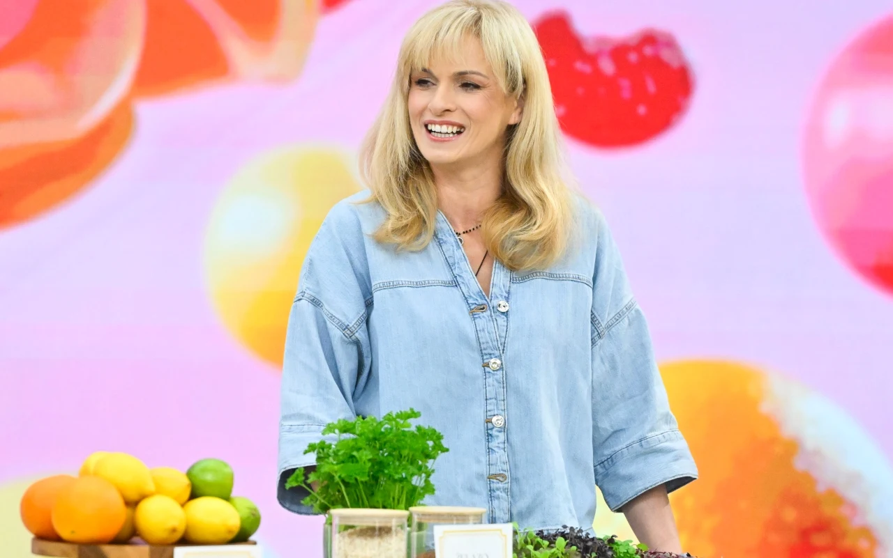 Dietetyczka Justyna Mizera w "halo tu polsat" Justyna Mizera przy stole z cytrusami i ziołami, w jasnej koszuli dżinsowej, na kolorowym tle w studiu „halo tu polsat”.