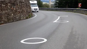 Na niemieckich drogach pojawiły się białe kółka wzdłuż linii środkowej. To nie ozdoba, lecz element eksperymentu, który ma ratować życie motocyklistów.