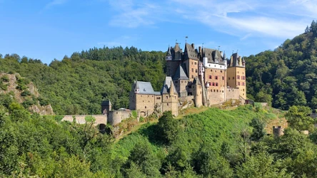 Jak zwiedzać zamek Eltz? Baśniowa warownia w Niemczech 