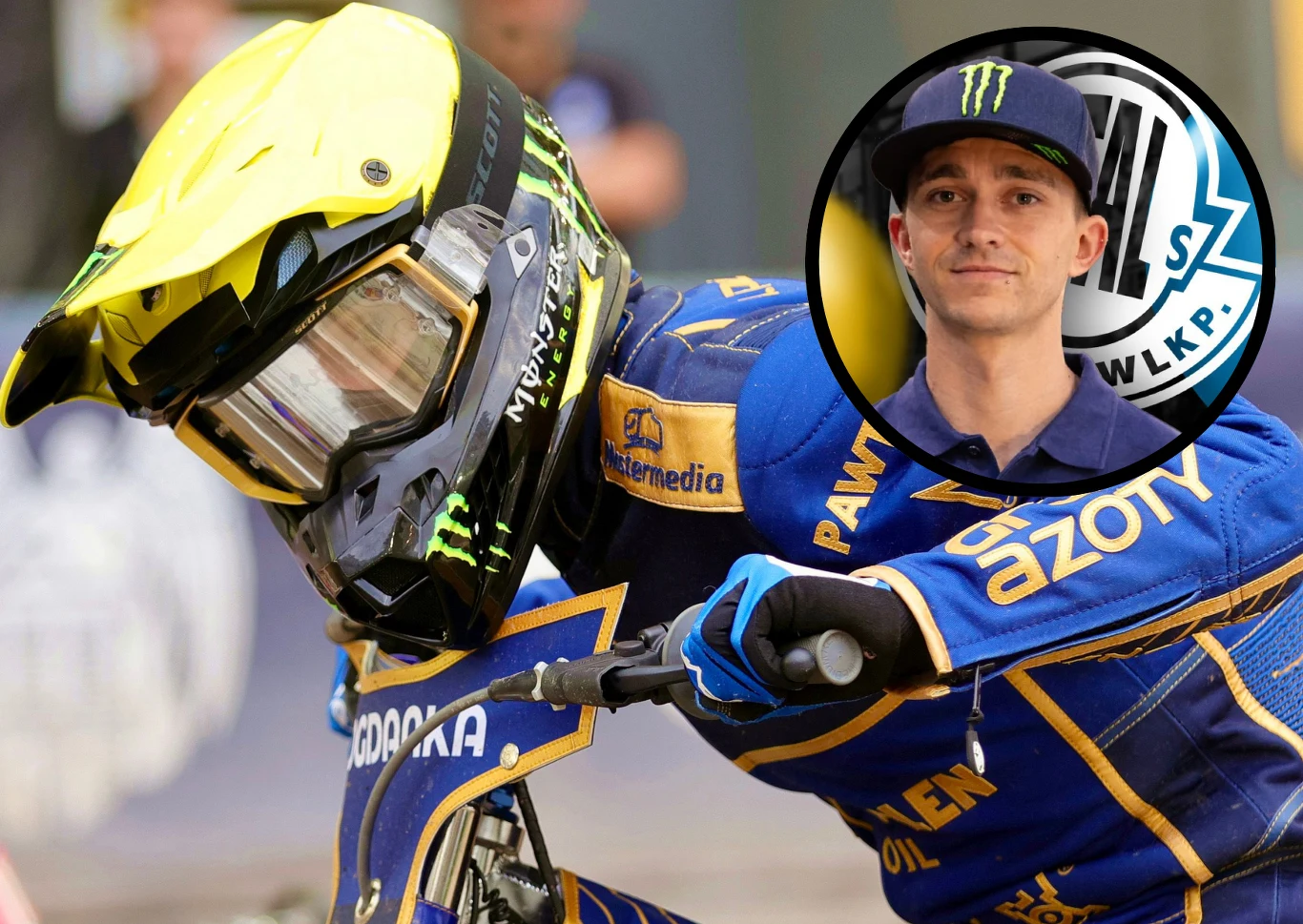 Zawodnik żużlowy w niebiesko-żółtym kombinezonie z żółtym kaskiem podczas wyścigu, na kombinezonie widoczne są logotypy sponsorów, a w rogu znajduje się portret tego samego sportowca na tle klubowego herbu.