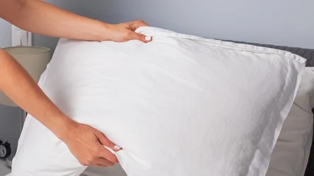 Poduszki trzeba prać regularnie. Z pomocą przychodzą domowe sposoby.