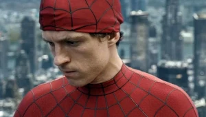 Tom Holland w scenie z filmu "Spider-Man: Całkiem nowy dzień