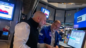 Donald Trump ponownie "zamiata" na rynkach. Ceny ropy runęły, dolar słabnie