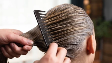 Siwe włosy można z powodzeniem farbować henną. Pewien dodatek sprawi, że kolor będzie równomierny i bardziej naturalny.