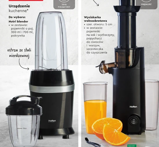 Dwa kuchenne urządzenia elektryczne: po lewej Nutri blender z przezroczystym pojemnikiem oraz stalowymi ostrzami, po prawej wyciskarka wolnoobrotowa z szklanką świeżo wyciśniętego soku pomarańczowego i przekrojoną pomarańczą na blacie, oba urządzenia m...
