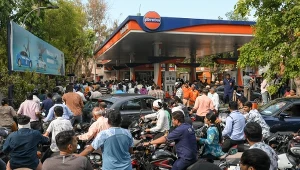 Ludzie stoją w kolejce po paliwo na stacji paliw w Ahmadabadzie po zakłóceniach w imporcie spowodowanych wojną na Bliskim Wschodzie