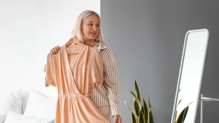 Jaka sukienka dla pań po 50-tce będzie najlepsza? Sprawdź najmodniejszą propozycję na Wielkanoc.