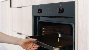 Jak wyczyścić blachę do pieczenia?