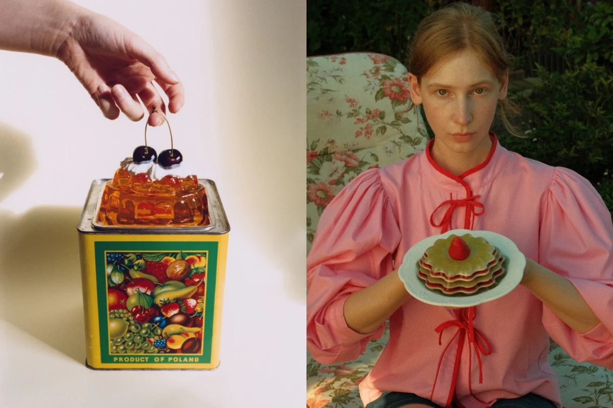 Po lewej stronie galaretka z wiśniami na pudełku z kolorową ilustracją owoców, po prawej dziewczyna w różowej bluzce z czerwoną kokardą, trzymająca talerz naleśników z truskawką na górze, siedząca na wzorzystym fotelu ogrodowym.