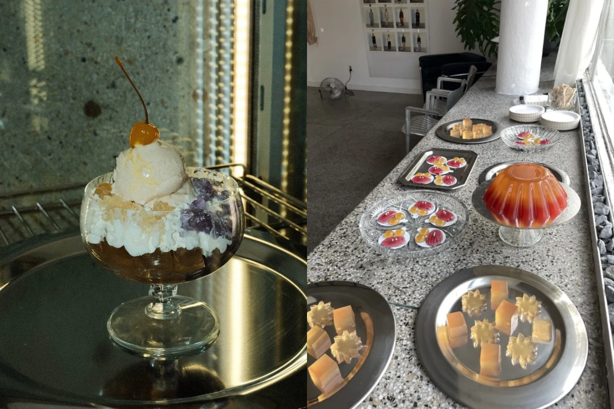 Deser lodowy z bitą śmietaną, żółtym owocem na wierzchu oraz galaretką w szklanej miseczce obok stołu pokrytego różnorodnymi kolorowymi galaretkami i słodkimi przekąskami, z widocznymi ozdobnymi formami i elegancko podanymi porcjami.