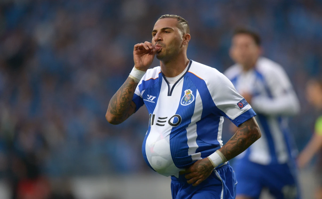 piłkarz w niebiesko-białej koszulce FC Porto z piłką pod koszulką wykonuje gest dłonią do ust, celebrując bramkę podczas meczu
