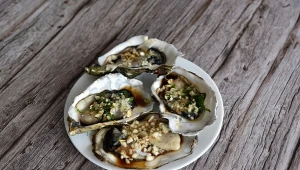 Władze Neapolu wydały zakaz podawania w tamtejszych restauracjach surowych owoców morza