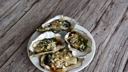 Władze Neapolu wydały zakaz podawania w tamtejszych restauracjach surowych owoców morza