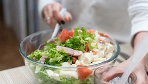 Lekka sałatka z mozarellą, szynką i pomidorami. Zrobisz w kilka minut