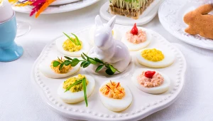 Lepsze od tradycyjnych z pieczarkami. Trzy przepisy na faszerowane jajka na Wielkanoc