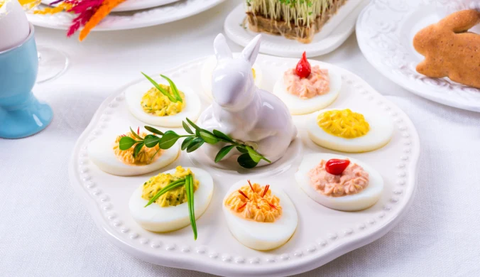 Lepsze od tradycyjnych z pieczarkami. Trzy przepisy na faszerowane jajka na Wielkanoc