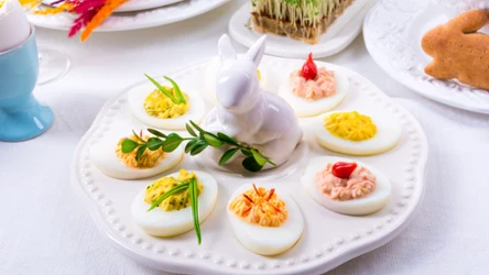 Lepsze od tradycyjnych z pieczarkami. Trzy przepisy na faszerowane jajka na Wielkanoc