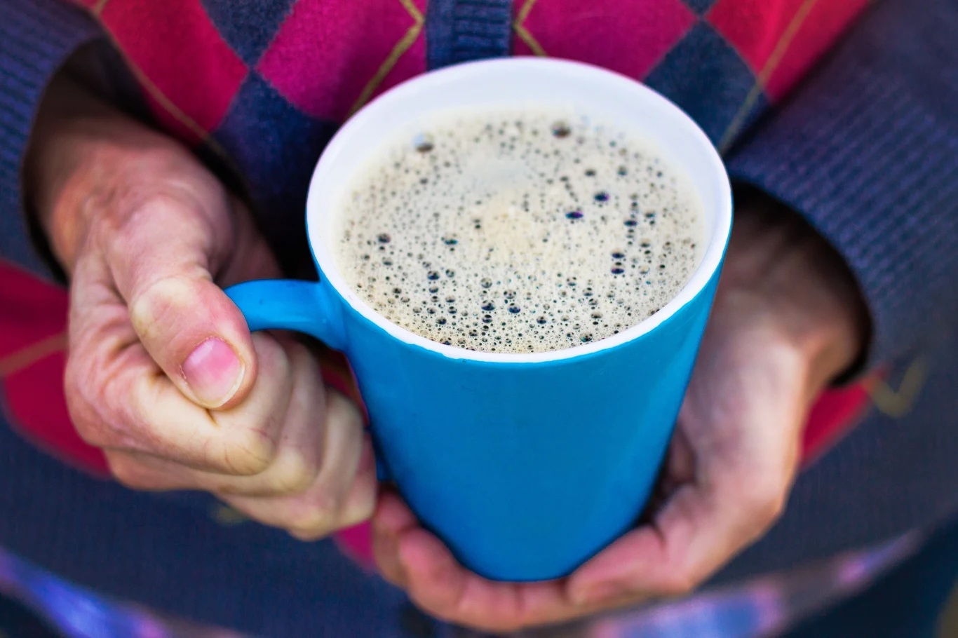Kawa jęczmienna może być lepszym wyborem od klasycznej małej czarnej. Po kawę jęczmienną często sięgano w PRL-u. Piły ją nawet dzieci.