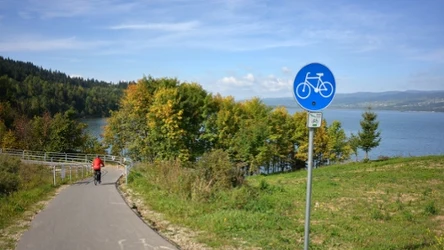 Velo Czorsztyn to popularna, malownicza trasa rowerowa, odpowiednia również dla rodzin z dziećmi. 