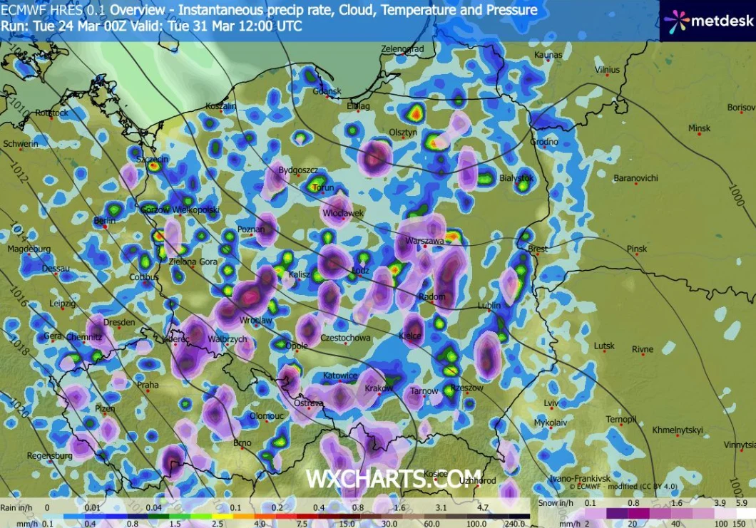 Mapa prognozy pogody dla Polski z naniesionymi kolorowymi oznaczeniami intensywności opadów oraz chmur, uwzględniająca uśrednione wartości ciśnienia, temperatury i zachmurzenia na poszczególnych obszarach; na mapie widoczne są fioletowe i niebieskie pl...