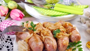 Biała kiełbasa nie musi być nudna. Można przygotować ją w ten sposób.