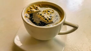 Kawa z dodatkiem garam masali to nietypowe, ale coraz bardziej popularne połączenie.