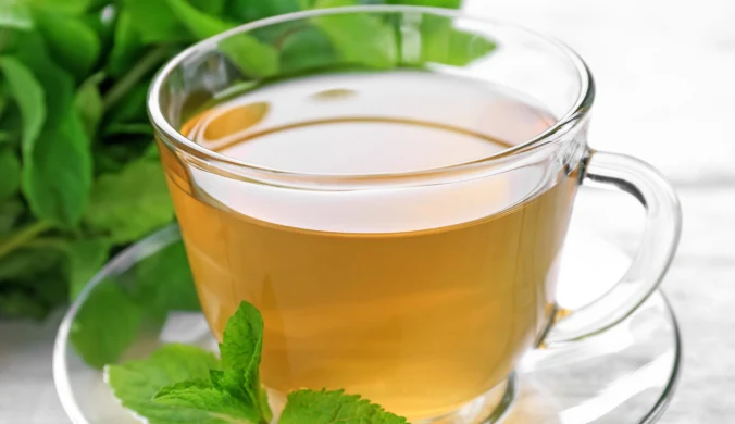 Mniej wzdęć wieczorem, lżejszy brzuch o poranku. Babciny sposób wraca - wystarczy filiżanka po kolacji 