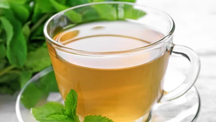 Mniej wzdęć wieczorem, lżejszy brzuch o poranku. Babciny sposób wraca - wystarczy filiżanka po kolacji 