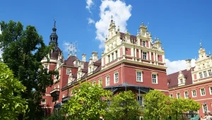 Perła pogranicza zachwyca turystów. Zamek, stylowe ogrody i kolorowe jeziorka