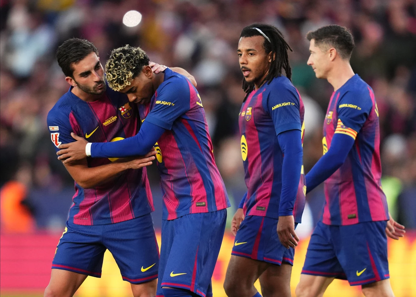 Piłkarze FC Barcelony: Ferran Torres, Lamine Yamal, Jules Kounde i Robert Lewandowski okazują sobie wsparcie na boisku.