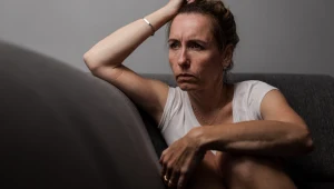 Przewlekły brak snu wpływa na wygląd. Jak zmienia się twarz przez niewyspanie?