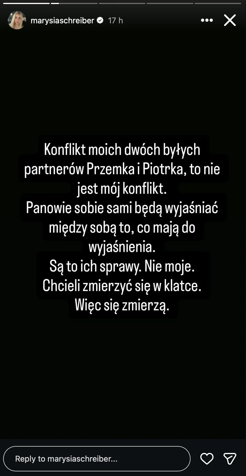 Czarny ekran z białym tekstem, w którym kobieta oświadcza, że konflikt dwóch jej byłych partnerów – Przemka i Piotrka – nie dotyczy jej, to ich sprawa i zamierzają rozwiązać go między sobą, podejmując pojedynek w klatce.