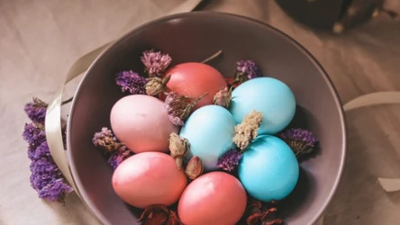 Samodzielne wykonanie wielkanocnych pisanek może sprawić wiele satysfakcji. Sprawdź, jakich naturalnych barwników użyć, by je zafarbować.