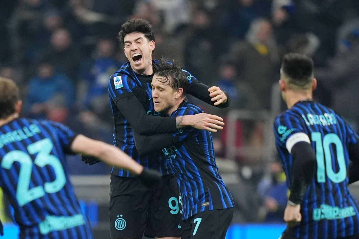 piłkarze Interu Mediolan w niebiesko-czarnych koszulkach świętują zdobycie gola, jeden zawodnik obejmuje drugiego z radości, wokół nich biegną kolejni członkowie drużyny