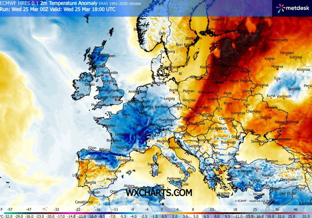 Mapa Europy z zaznaczonymi anomaliami temperatury powietrza, gdzie centralna i zachodnia część kontynentu objęta jest wyraźnym obszarem niższych temperatur niż średnia wieloletnia (widoczne odcienie niebieskiego), natomiast wschodnia i północno-wschodn...