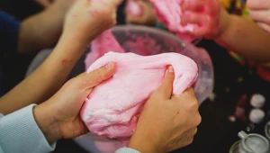 Slime wraca do łask - jak zrobić go w domu i dlaczego znów jest wszędzie?