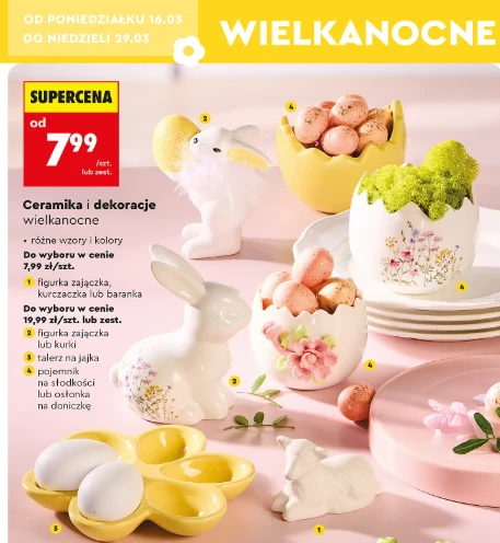 dekoracje wielkanocne w pastelowych kolorach, ceramiczne figurki zajączków, jajko z zielonym mchem, jajka w skorupce oraz talerzyk w kształcie żółtej skorupki jajka; większość ozdób udekorowana motywami kwiatowymi oraz motywem jajek