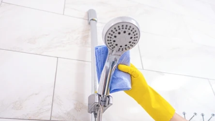 Jak wyczyścić kabinę prysznicową? Nie potrzebujemy gotowych środków ze sklepu. Mieszankę czyszczącą możemy przygotować sami. 